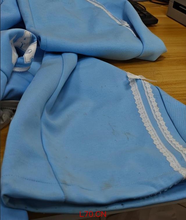 ▲顾客退回的衣服 受访者供图