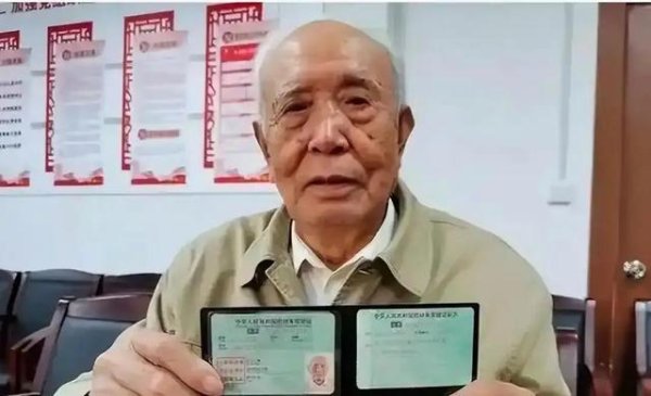 全国数万张70岁以上驾驶证被注销，只因漏做这一步！新规背后暗藏大坑
