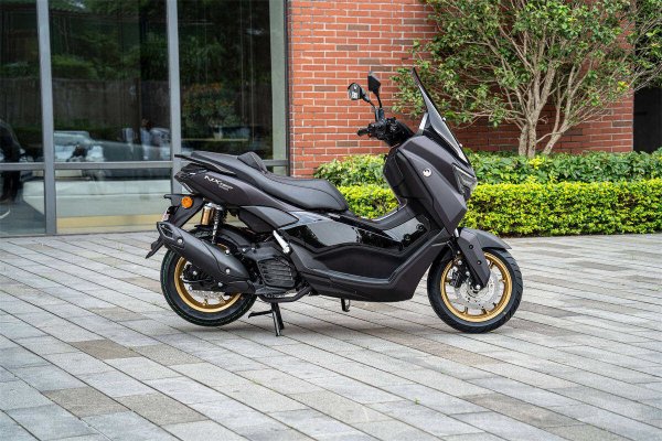 7980元起续航400Km，飞鹰NX150卷翻天：ABS+TCS+双电控+盲区预警