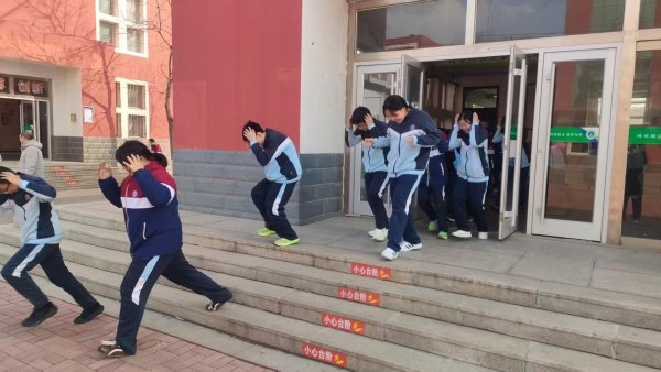 防震演练常开展 校园平安永相伴——东营市利津县陈庄镇中心学校开展地震应急疏散演练