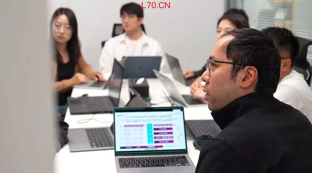 无问芯穹团队讨论 图片由无问芯穹提供
