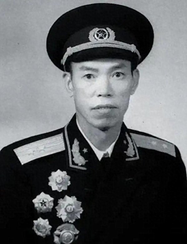 彭德怀落难后, 有人让梁兴初出出气, 梁兴初一句话让众人肃然起敬