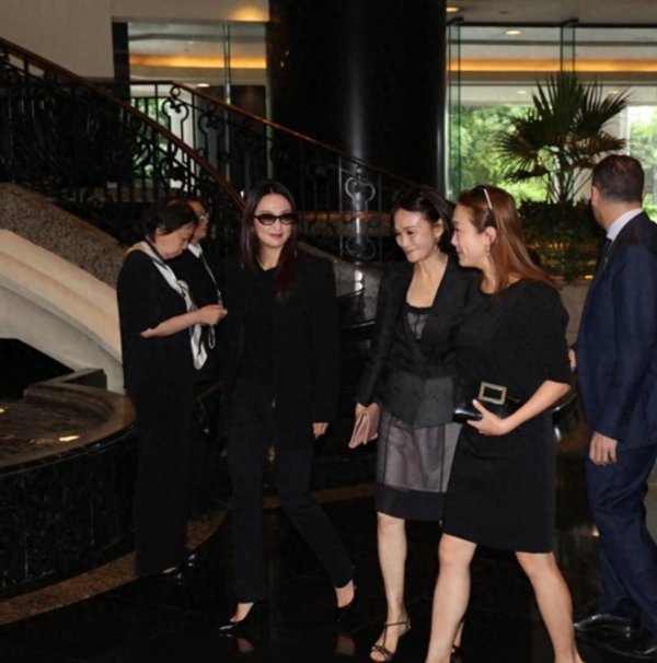 78岁女星何琍琍罕现身, 穿黑裙高跟鞋仍美丽轻盈, 低调送别何超蕸