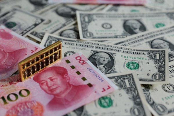 特朗普亲手送上"大礼", 海湾国家醒悟, 美媒: 美元人民币地位将倒置